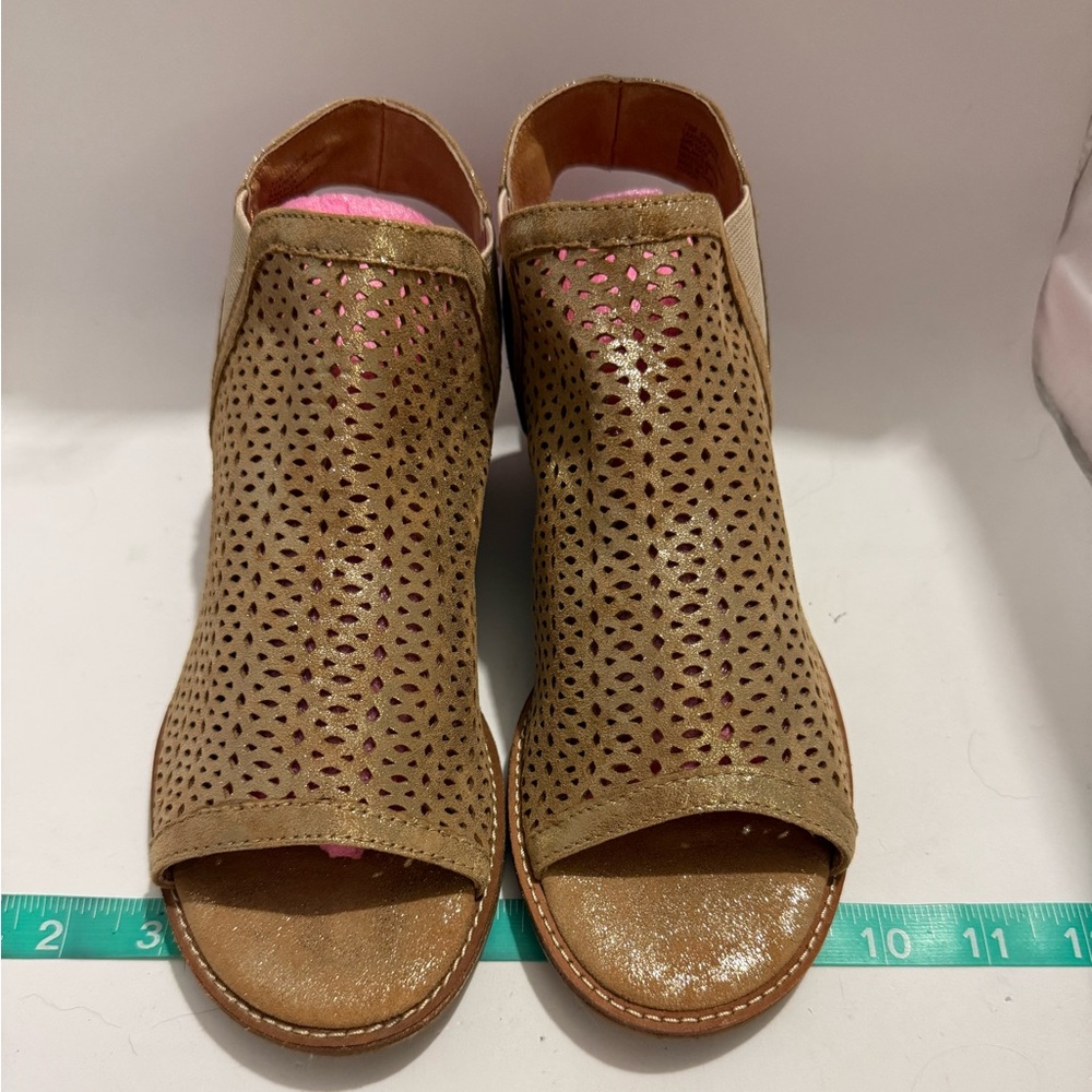 Sofft Nalda Anthracite Gold Perforated Genuine Suede Peep Toe Sandals sz 7.5